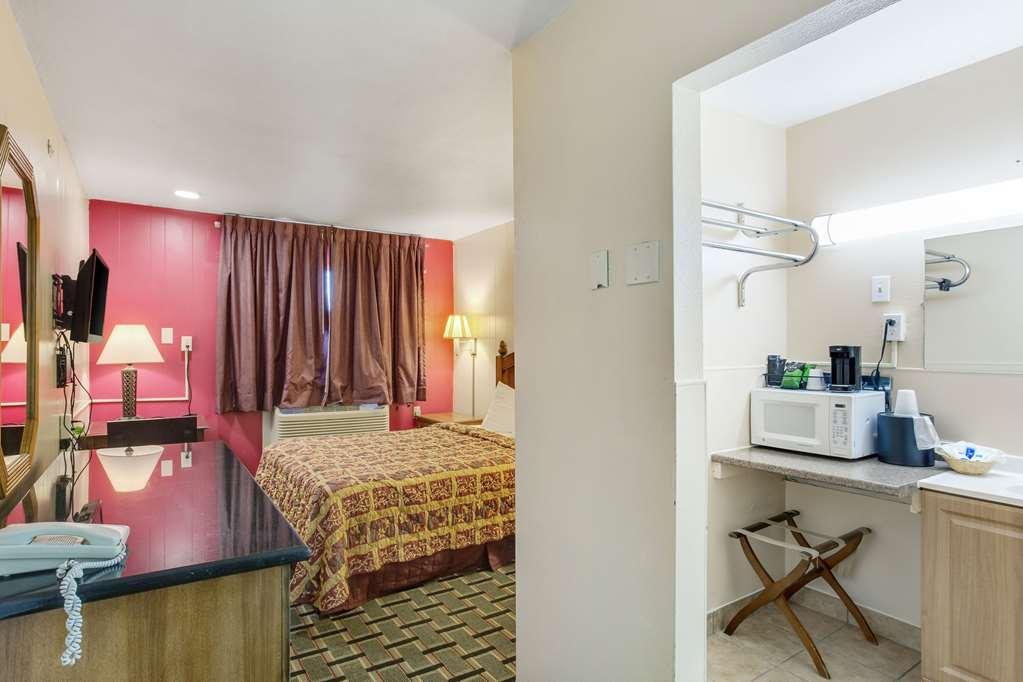 Rodeway Inn & Suites Raton Room photo