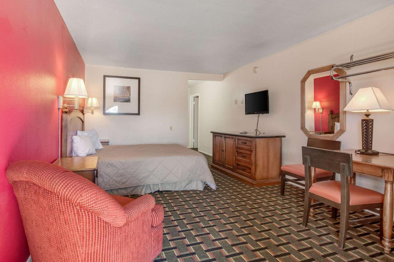 Rodeway Inn & Suites Raton Exterior photo