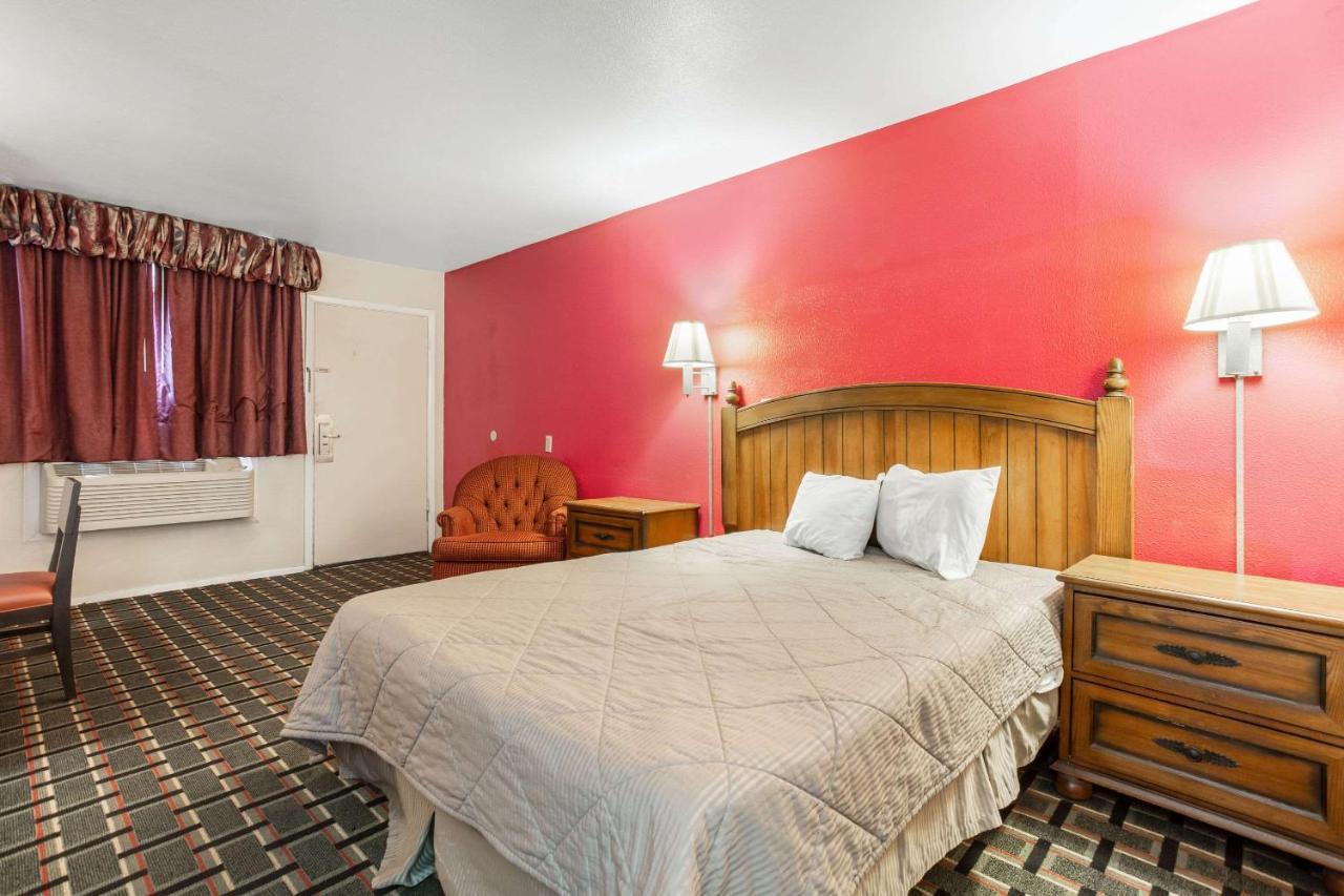Rodeway Inn & Suites Raton Exterior photo